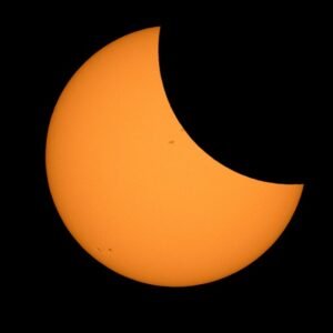 A lua passando pelo sol nesta segunda-feira, em registro cedido pelos EUA. BILL INGALLS NASA